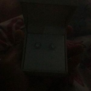 I am selling my earring